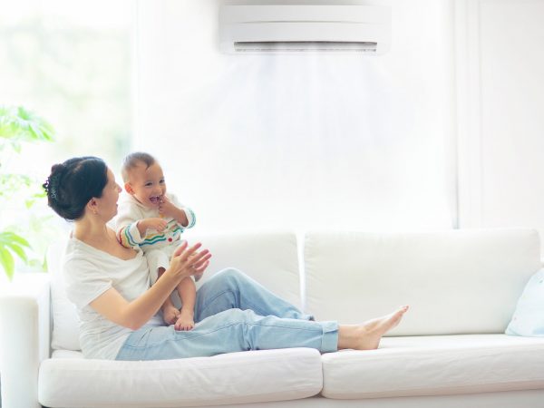 Καύσωνας και μωρό: Τι πρέπει να ξέρουν οι γονείς για τη χρήση κλιματιστικού