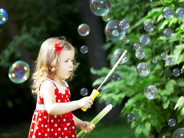 DIY υγρό για φούσκες: Φτιάξτε τις δικές σας σαπουνόφουσκες με 3 μόνο υλικά