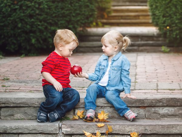 Πρακτικές συμβουλές για να μάθετε στο παιδί σας να μοιράζεται