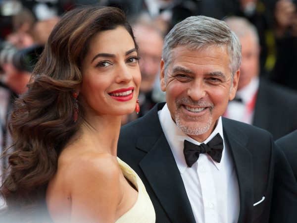 George και Amal Clooney: Γιατί μεγαλώνουν τα παιδιά τους σε φάρμα στη Γαλλία κι όχι στο Χόλιγουντ