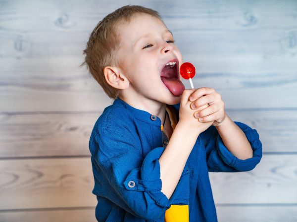 Πώς να τιθασεύσετε την αγάπη του παιδιού σας για τα γλυκά: Συμβουλές για γονείς