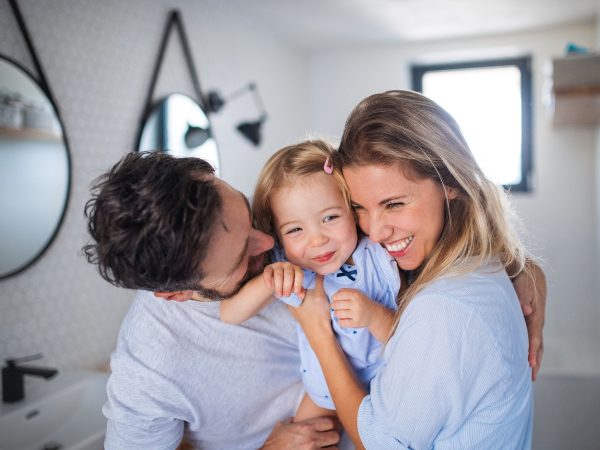 5 τεχνικές θετικής διαπαιδαγώγησης για ήρεμα και ευτυχισμένα παιδιά