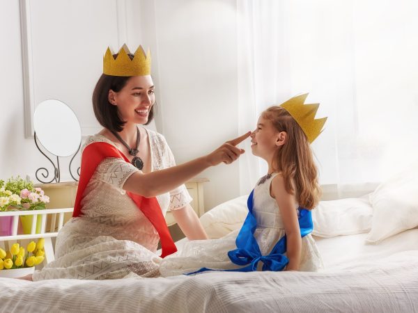 Άφησε τα παιδιά σου να είναι «cringe» και μη νοιάζεσαι συνεχώς για το τι λένε οι άλλοι γονείς