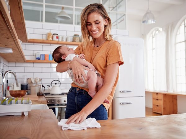 9 τρόποι να κρατήσεις το σπίτι σου καθαρό με ένα μωρό – Ακολούθησε το week plan και δεν θα χάσεις
