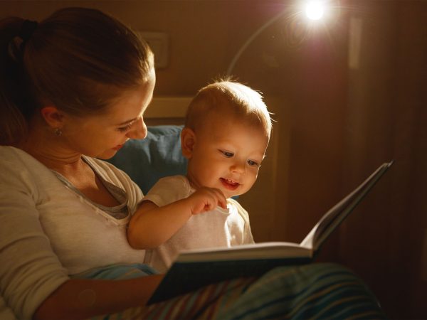 Επιστήμονες ανακάλυψαν πως κατά την ανάγνωση ο εγκέφαλος γονιού και μωρού συγχρονίζεται