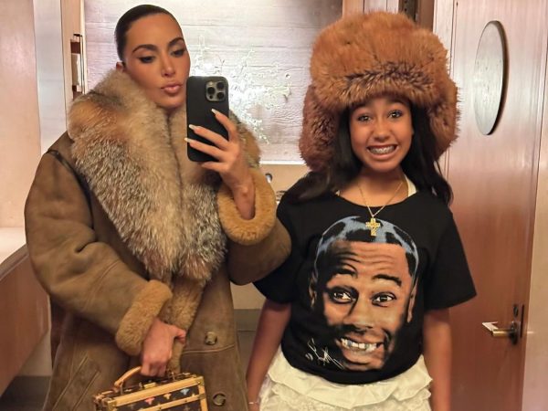 Η κόρη της Kim Kardashian, North West, ποζάρει για τη SKIMS και όλοι παρατήρησαν το ίδιο πράγμα