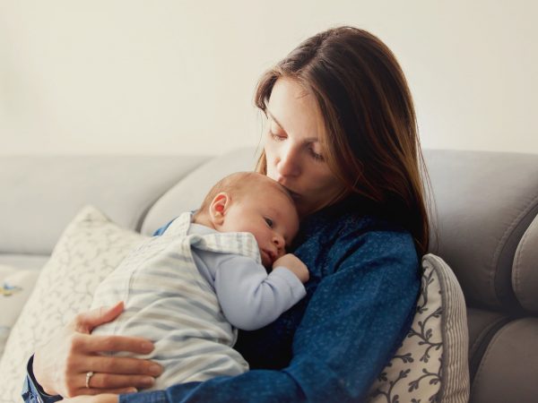 7 τρόποι να διαχειριστείτε την καθημερινότητα με ένα νεογέννητο όταν δεν έχετε βοήθεια