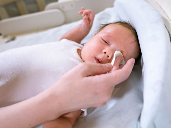 Πώς θα καθαρίσω σωστά τα ματάκια του μωρού; Με τί;