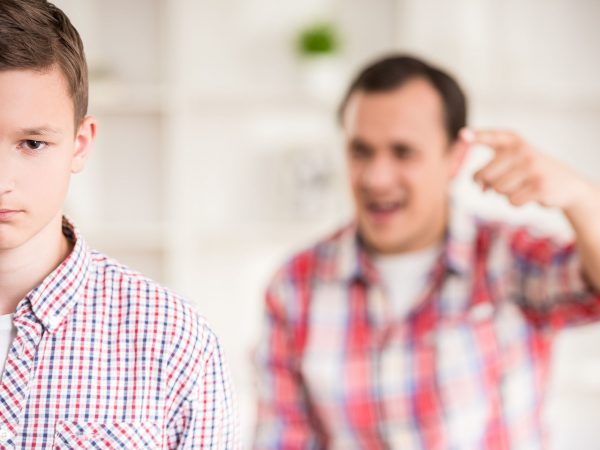 Για ποιο λόγο τσακώνονται συχνά οι γονείς με τα έφηβα παιδιά τους, σύμφωνα με έρευνα