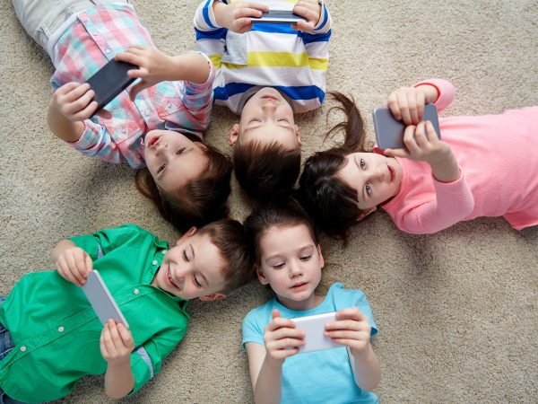 Παιδιά με smartphone πριν τα 12 έχουν αυξημένο κίνδυνο προβλημάτων υγείας, σύμφωνα με νέα μελέτη