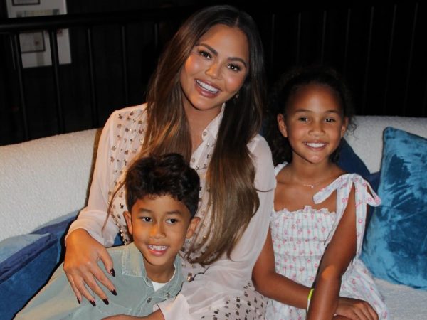 Η μικρή Luna αφιέρωσε στη μαμά της, Chrissy Teigen ένα μοναδικό «Βραβείο Θάρρους»