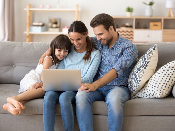 Μεγαλώνοντας παιδιά στην εποχή της AI: Η λεπτή γραμμή ανάμεσα στη στήριξη και την υπερεξάρτηση