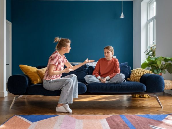 ΔΕΠΥ και εφηβεία: 4 τρόποι να μειώσεις τις εντάσεις και να βελτιώσεις την επικοινωνία στο σπίτι