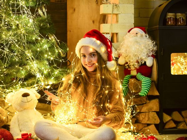 Πώς να κρεμάσεις τα λαμπάκια στο χριστουγεννιάτικο δέντρο σαν επαγγελματίας