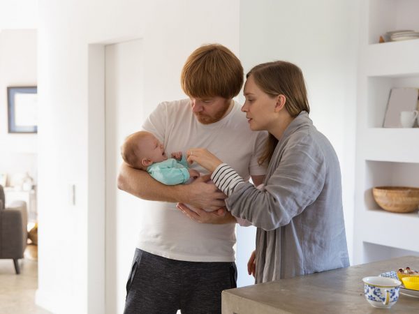 96% των νέων γονιών έχουν τρομακτικές σκέψεις – Γιατί δεν πρέπει να πανικοβάλλεστε