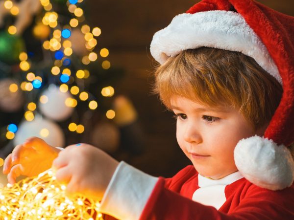Κίνδυνοι Χριστουγέννων και παιδιά: Ασφαλείς προφυλάξεις για να αποφύγετε ατυχήματα