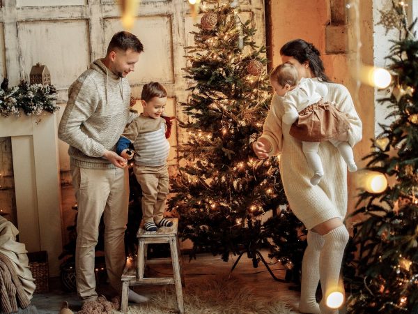 Πώς να κρατήσετε τα παιδιά σας ασφαλή τις γιορτές - Ο οδηγός μιας μαμάς