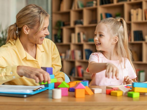 Πώς η παιγνιοθεραπεία βοηθά τα παιδιά να διαχειριστούν τα συναισθήματά τους και το άγχος τους