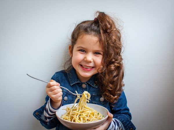 6 μυστικά για να σταματήσει το παιδί να τρώει μόνο μακαρόνια