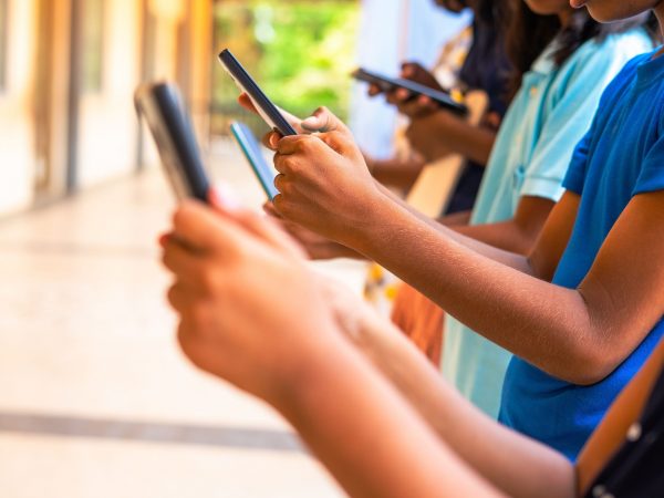 Η Αυστραλία απαγορεύει τα social media στα παιδιά κάτω των 16 ετών