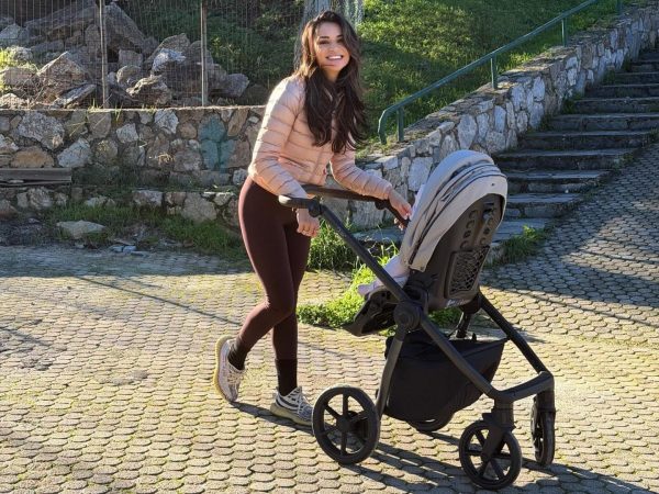 «Να ξυπνάω και να 'μαι μαζί σου!»: Η Ελένη Τσολάκη απολαμβάνει τη μητρότητα