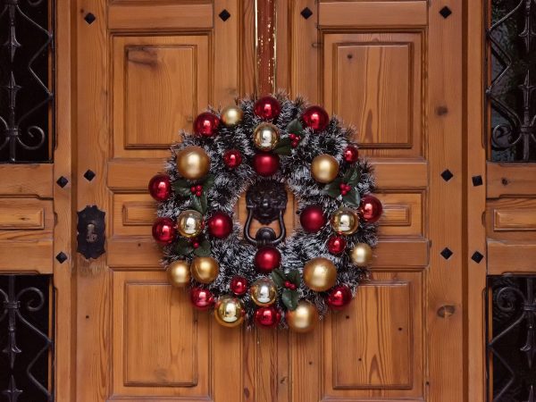 Χριστουγεννιάτικη διακόσμηση πόρτας: Απλές και στιλάτες επιλογές για την είσοδο του σπιτιού