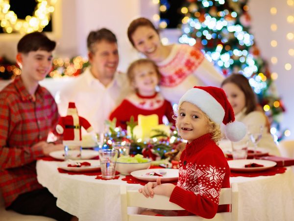 Παιδιά και φαγητό στις γιορτές: Πώς να αποφύγετε τις τοξικές συζητήσεις για δίαιτες