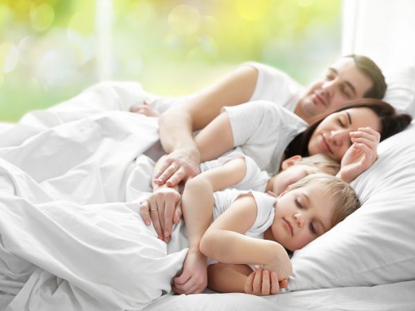 Για τους γονείς που τρέχουν: Ο ύπνος μπορεί να είναι το κλειδί για την υγεία, σύμφωνα με έρευνα