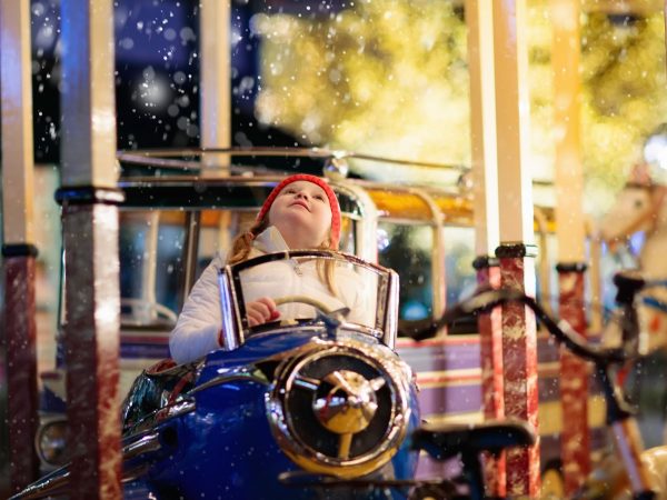 Χριστουγεννιάτικα Πάρκα 2025: Πού να πάτε με τα παιδιά σε Αθήνα, Πάτρα, Τρίκαλα & Βόρεια Ελλάδα