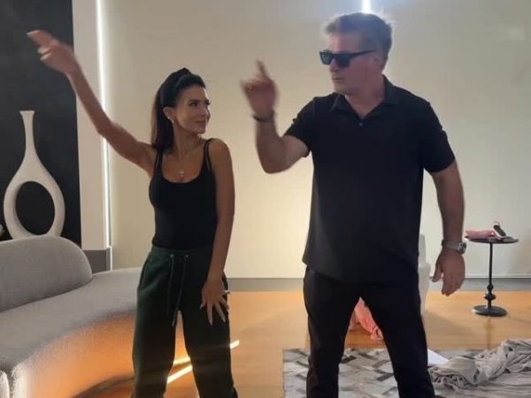 Η Hilaria Baldwin παραδέχεται ότι κέρδισε 95.000 δολάρια πουλώντας φώτο του πρώτου της παιδιού