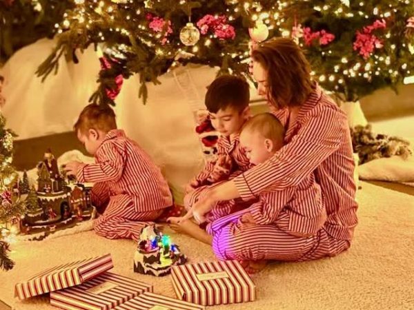 Η μαγεία των Χριστουγέννων στο σπίτι της Ανίτας Μπραντ με τους γιους της