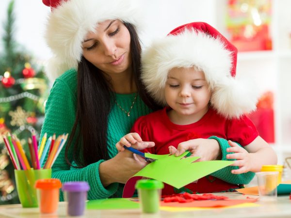 Οκτώ εύκολες χριστουγεννιάτικες χειροτεχνίες με χαρτί για μικρά παιδιά (βίντεο)