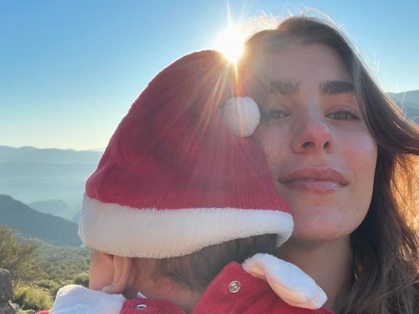 Χρύσα Μιχαλοπούλου: Δημοσίευσε την πιο cute χριστουγεννιάτικη φωτογραφία με τον γιο της