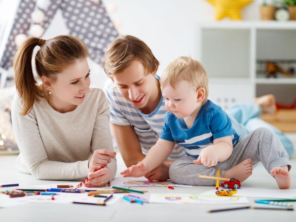 Οι γονείς που ενισχύουν τη δημιουργικότητα των παιδιών τους έχουν αυτά τα 11 χαρακτηριστικά