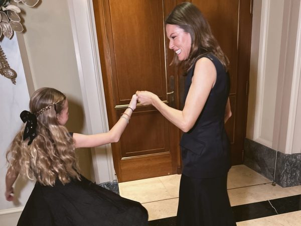 Η κόρη της Βίκυς Καγιά μεγάλωσε και έκλεψε τις εντυπώσεις σε γιορτινό γκαλά