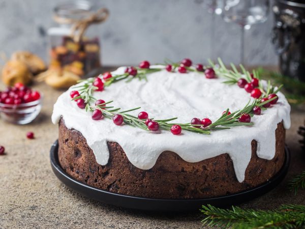 Γιορτινή βασιλόπιτα κέικ με ξηρούς καρπούς και αποξηραμένα φρούτα