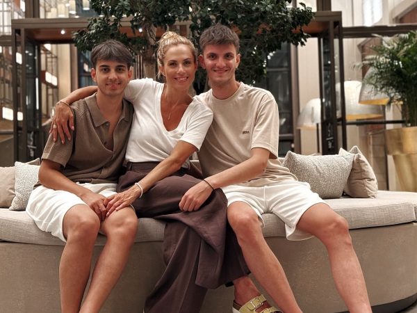 Σε mode Ελληνίδα μάνα:Η Ντορέττα Παπαδημητρίου στο αεροδρόμιο περιμένει το παιδί της για τις γιορτές