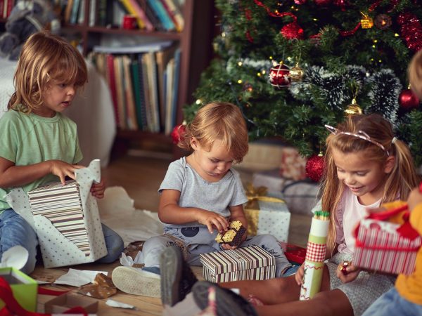 Μην αγχώνεσαι αν τα παιδιά σου αγνοούν τα νέα τους δώρα – Είναι φυσιολογικό