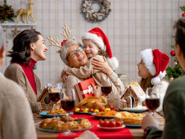 6 τρόποι να γιορτάσετε την Πρωτοχρονιά μαζί με τους παππούδες και τις γιαγιάδες