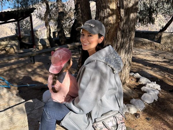 Νικολέττα Ράλλη: Μάζεψε ελιές στο χωριό παρέα με την κόρη της