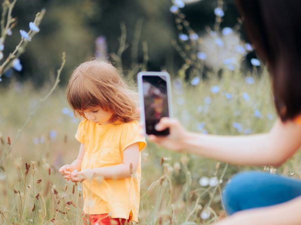 «Μαμά, κατέβασε τη φωτογραφία» - Τι έμαθα για τα όρια στα social media από την κόρη μου