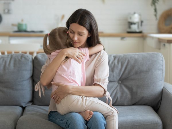Πώς να μιλήσετε στα παιδιά για τα συναισθήματά σας χωρίς να τα επιβαρύνετε