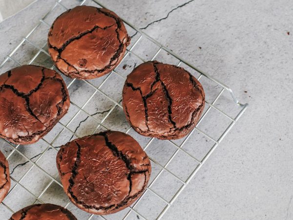 Συνταγή για να φτιάξετε brownie cookies με 6 υλικά - χωρίς αλεύρι