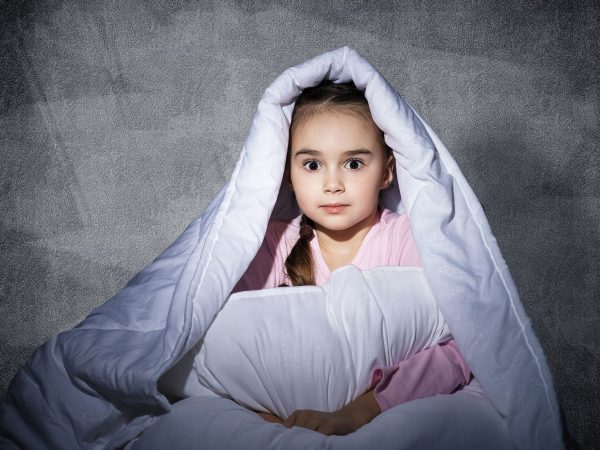 Είναι φυσιολογικό το παιδί να φοβάται το σκοτάδι και να είναι κολλημένο πάνω μου;