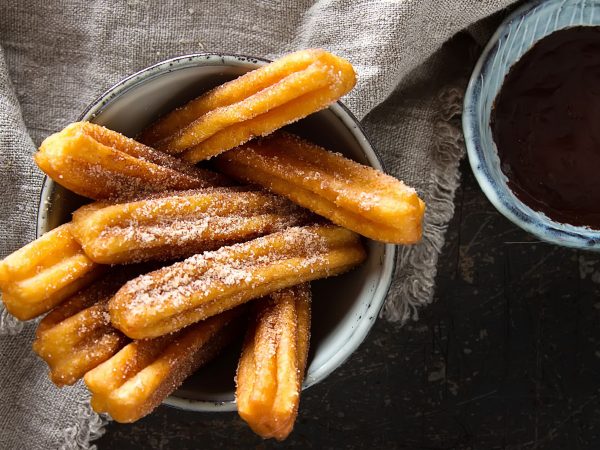 Churros στο σπίτι: Τραγανά, σοκολατένια και ιδανικά για παιδιά