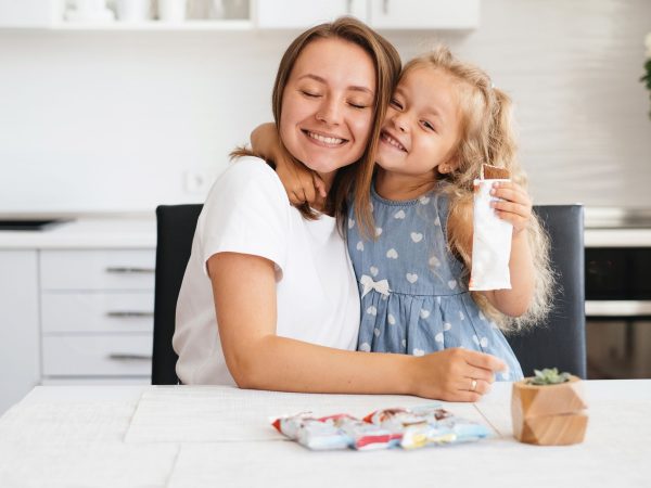 Σνακ για παιδιά: Πόσα, πότε και σε ποια ποσότητα είναι τα σωστά