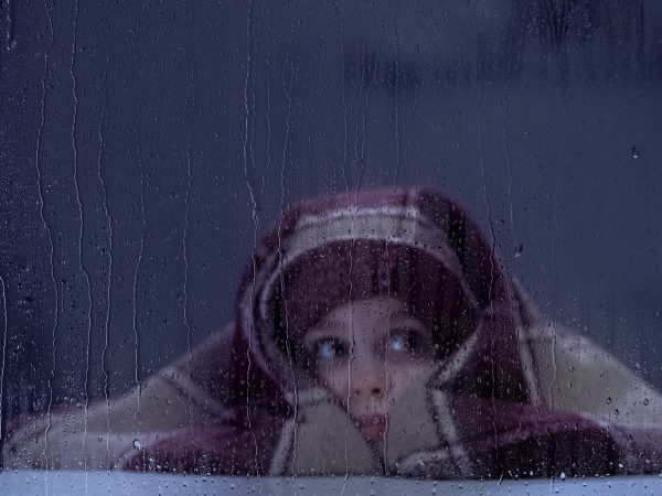 Πώς να βοηθήσετε το παιδί σας να αντιμετωπίσει το άγχος από τις καταιγίδες