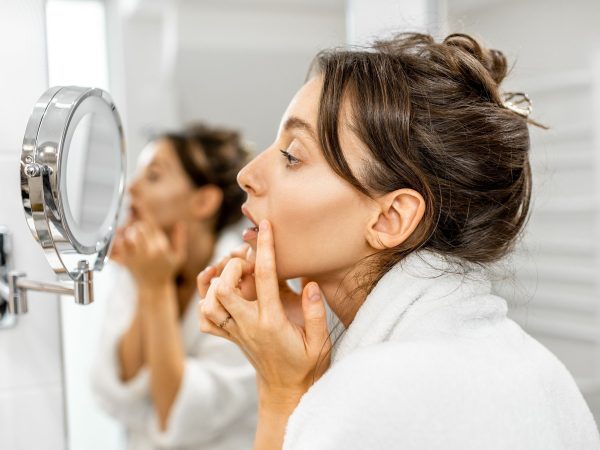 Ούτε η ζάχαρη ούτε το άγχος: Αυτή είναι η καθημερινή συνήθεια που επιταχύνει τη γήρανση