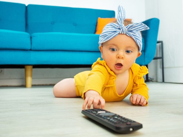 Αναρωτιέστε αν κάνει για τα παιδιά κάτω των 12 μηνών να δουν τηλεόραση;