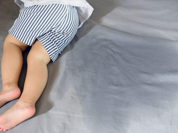 Νυχτερινή ενούρηση: Γιατί το παιδί βρέχει το κρεβάτι του και μετά τα 6;